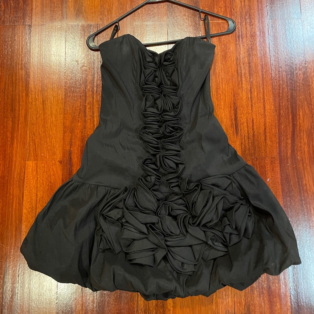 LIKE NEW CACHE SIZE 4 Cocktail Dress in Black